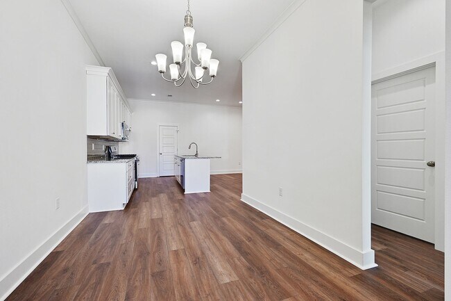 Building Photo - Stunning Townhome in the heart of Baton Rouge