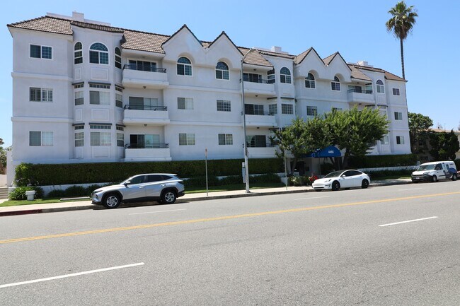 Foto del edificio - 4455 Hazeltine Ave