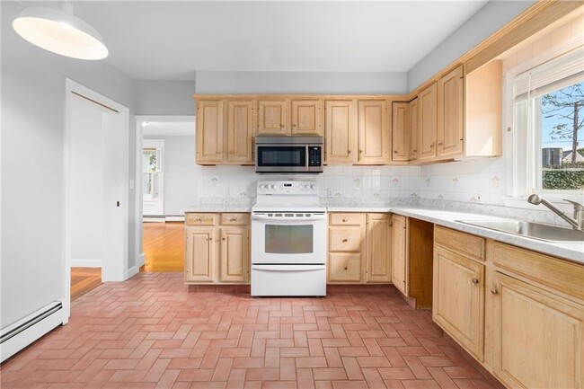 Building Photo - 1561 Cranston St