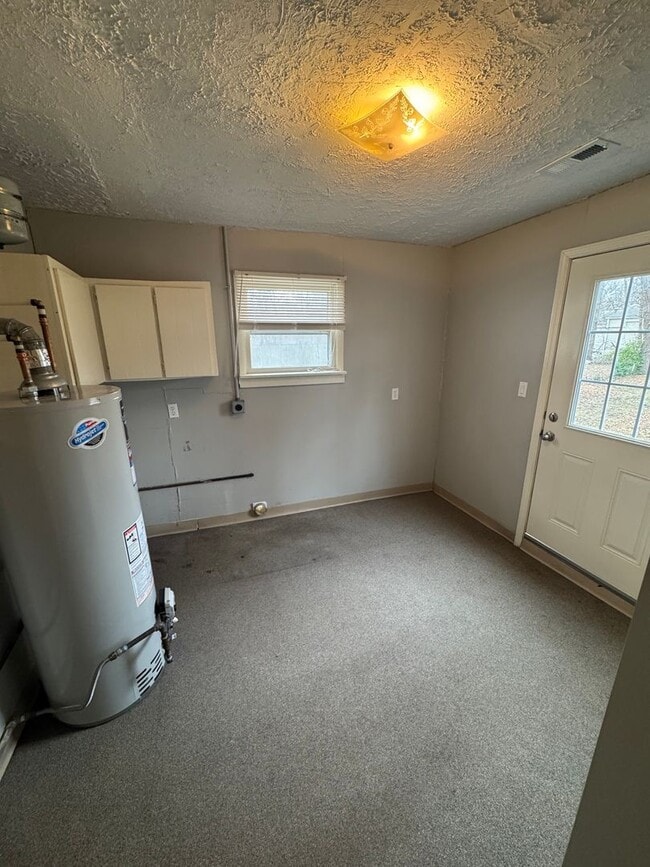 Building Photo - 3 bedroom 1 bathroom house