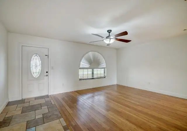 Building Photo - 1029 SE 18th Pl