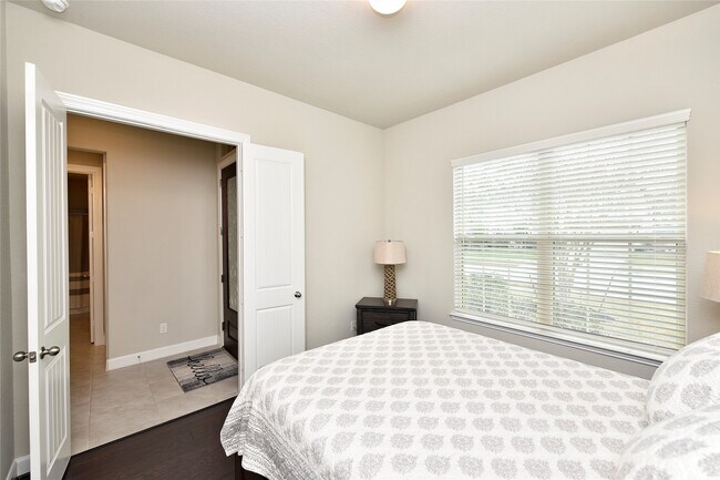 Foto del edificio - 5835 Euclid Loop