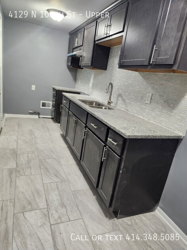 Building Photo - Newly rehabbed 3 bed upper unit with 2 ful...