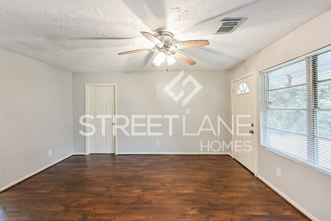 Building Photo - Charming Three Bedroom, One Bath in Housto...