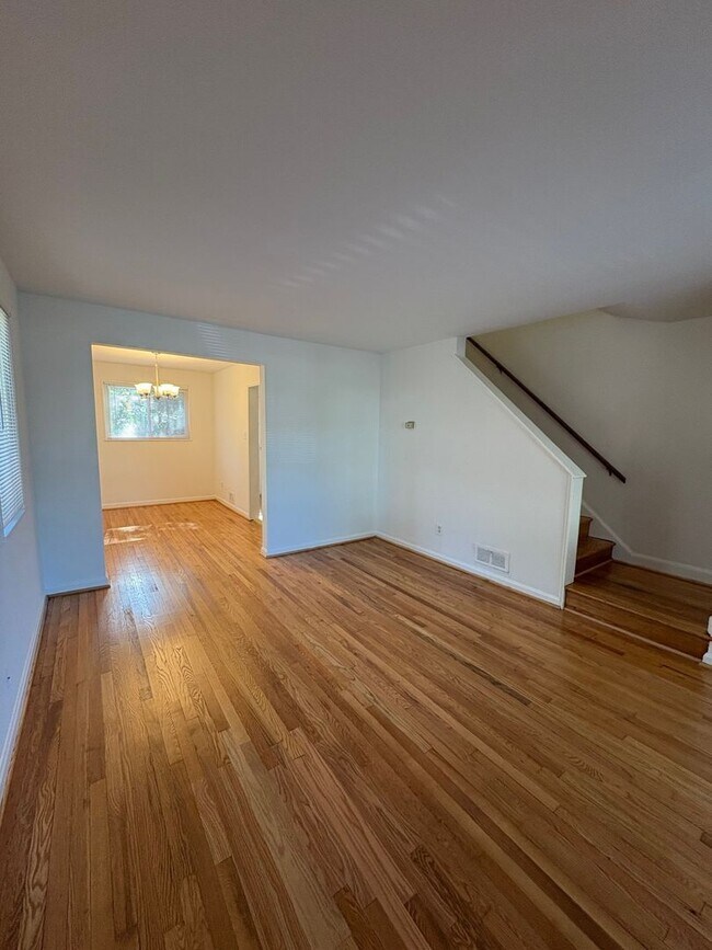 Foto del edificio - Recently Remodeled 2BR/1BA Three-Level Duplex in Arlington