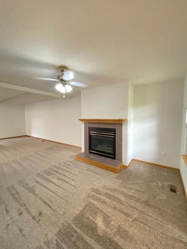 Building Photo - Large 3 Bed, 2.5 Bath Townhome in Northwes...