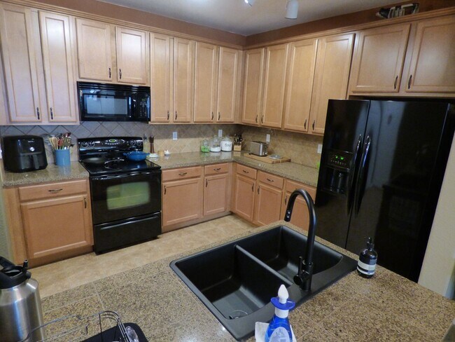 Foto del edificio - 15470 Canyon Rim Dr