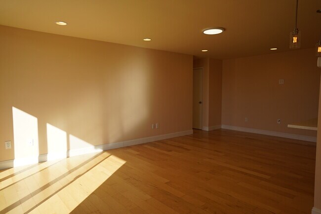 Airy bright and wide living room - 4520 King St