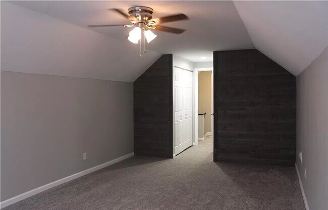 Foto del edificio - 3 Bedroom home with fenced in backyard and...