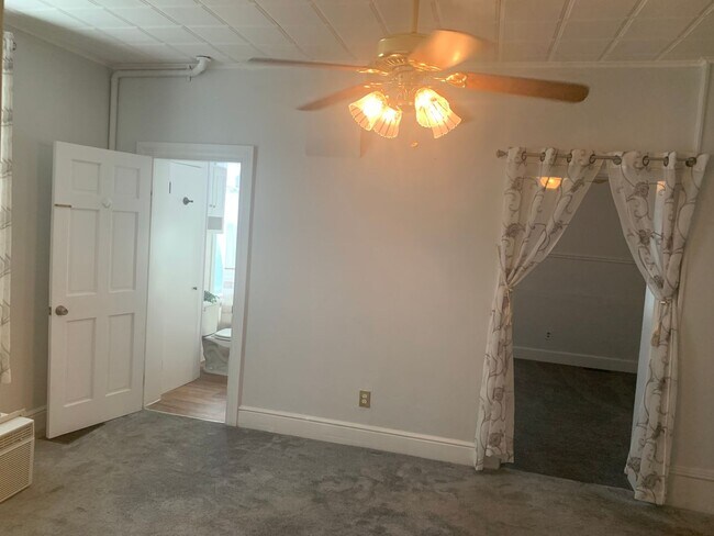 Foto del edificio - 1st floor 2 bedroom apartment with yard an...