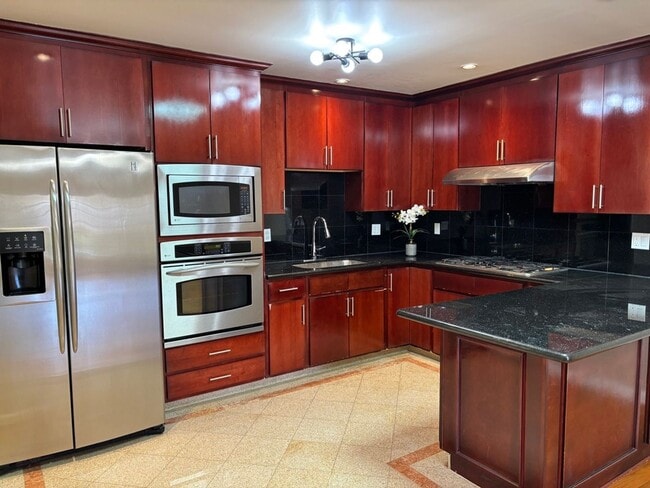 Building Photo - Bright & Spacious Single Family Home - Par...