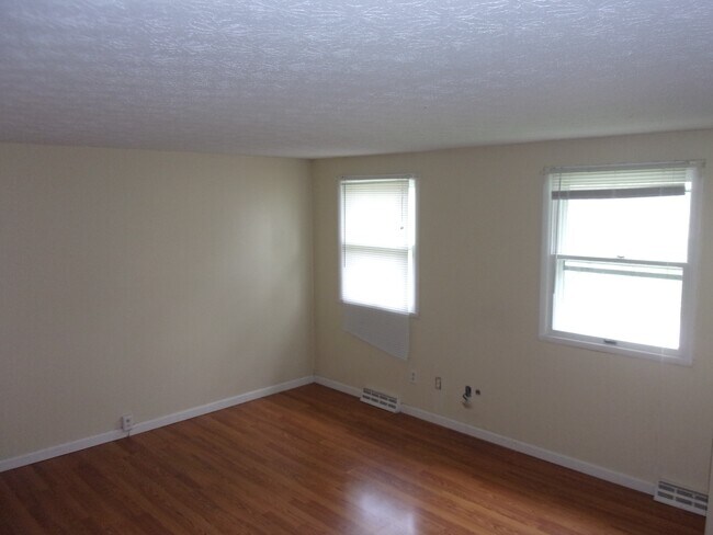 Building Photo - 4630 Cox Dr