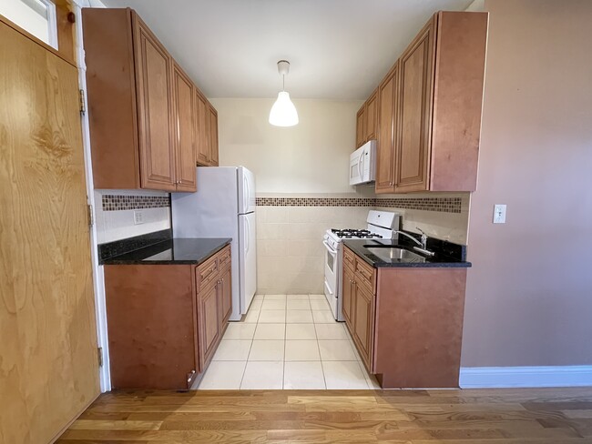 KITCHEN - 4552 N Clark St