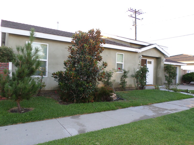 Building Photo - 10641 Brookshire Ave