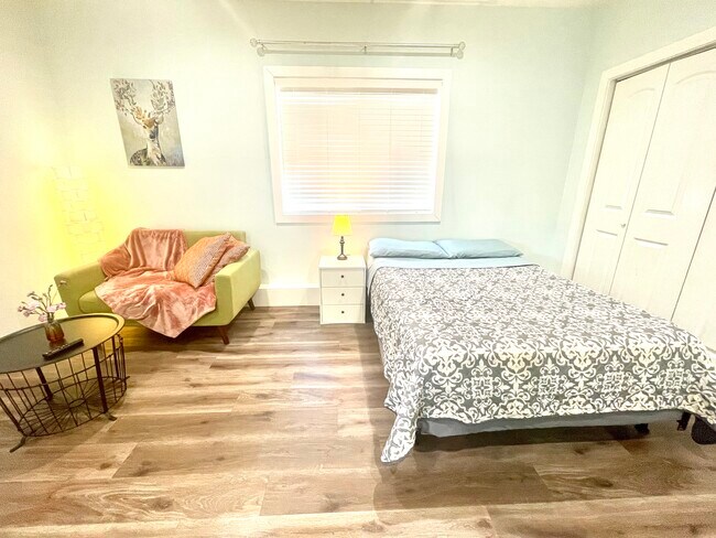 Foto del edificio - 2442 Maywood Ave