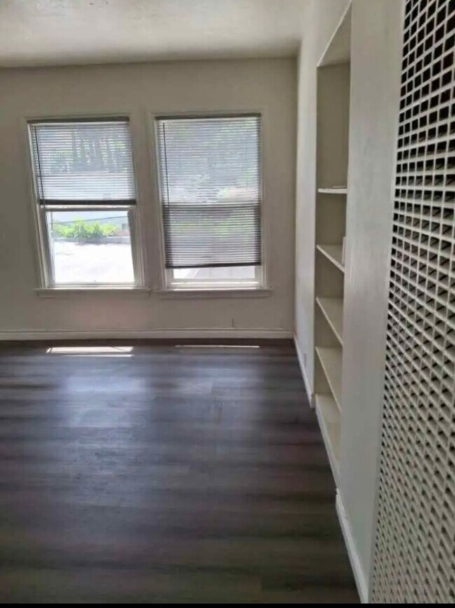 Living room - 808 E Palmer Ave