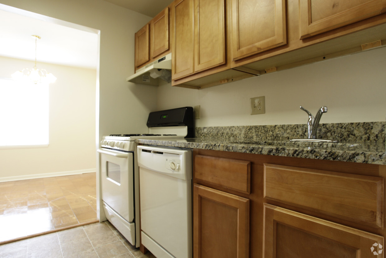 Kitchen - Summit Square Apartments