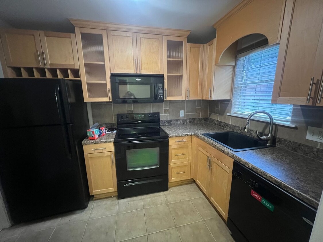 Foto del edificio - 2 bed 2 bath off Baxter St.