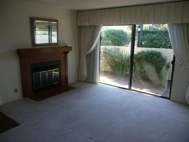 Foto del edificio - 2-Bedroom 1-Bathroom La Jolla UTC Condo wi...