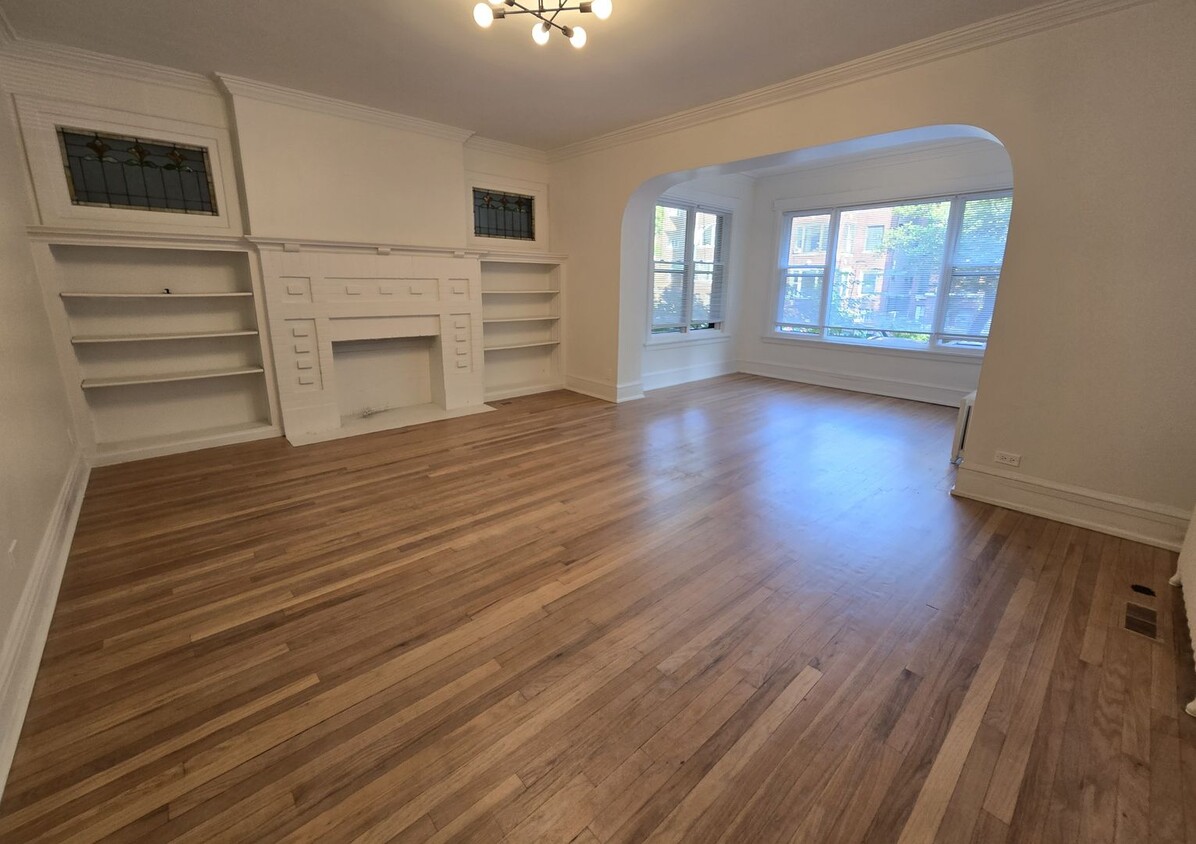 Foto principal - South Rogers Park – Sprawling 4-Bedroom / ...