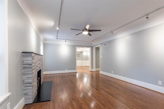 Building Photo - 2038 Bissonnet St