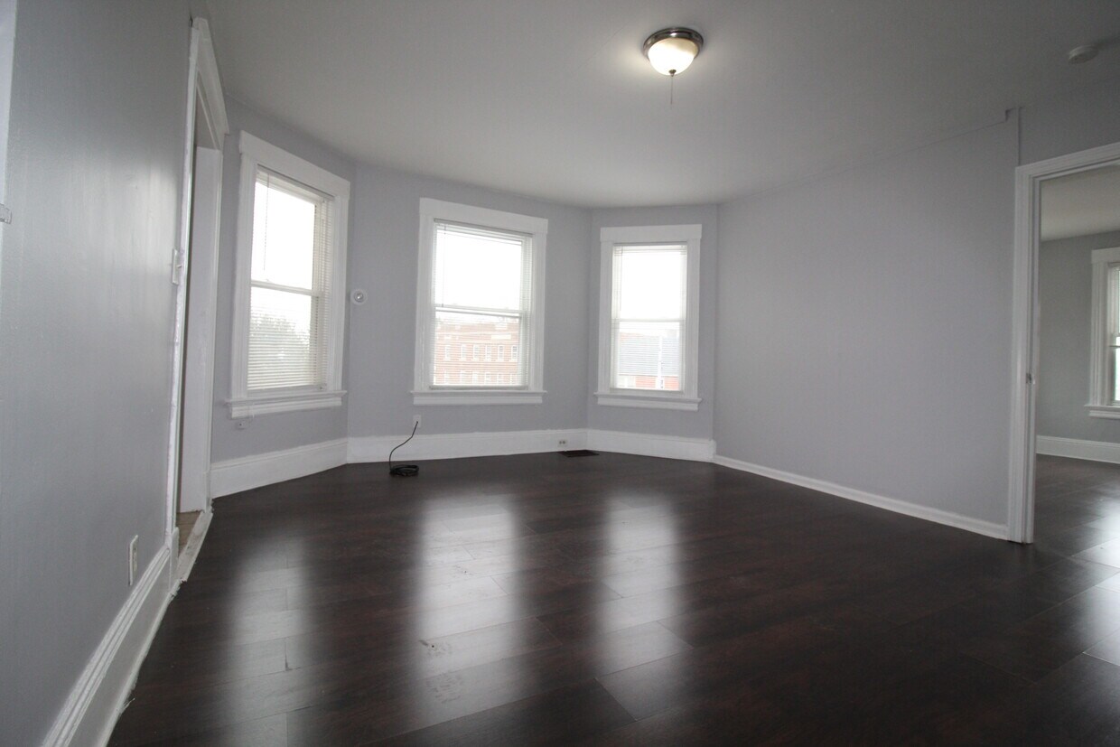 Primary Photo - 433 New Britain Ave