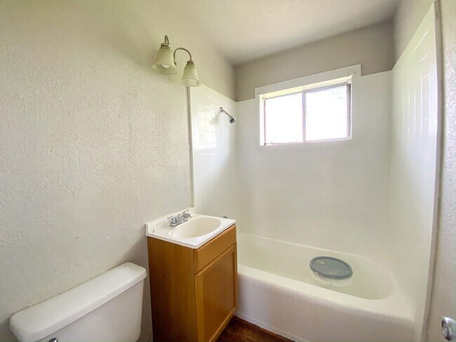 Foto del edificio - Spacious 3 Bedroom with Updated Kitchen