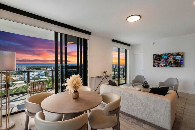 Foto del edificio - 7144 Byron Ave