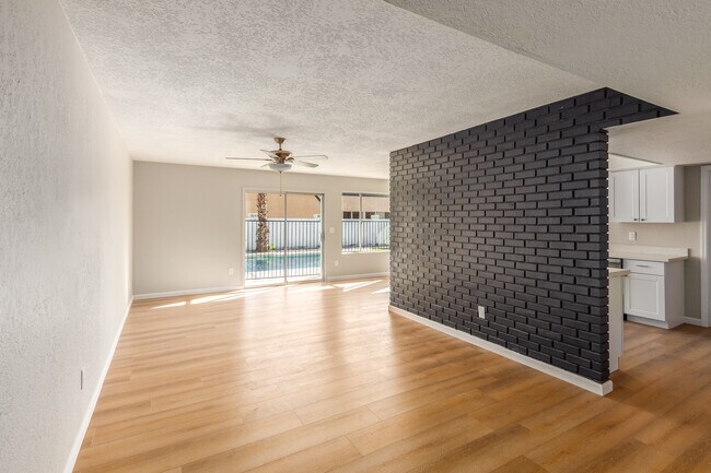 Building Photo - 4717 E Willow Ave