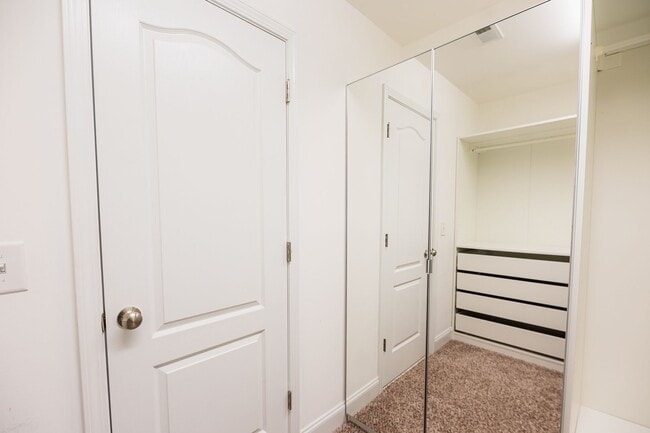 Photo - Stunning 5 Bedrooms, 4 Baths home in Summe...