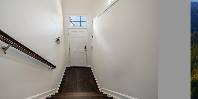 Building Photo - 93 Locks Farm Ln