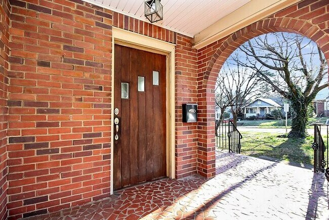Foto del edificio - Charming 3BD/2BA Duplex in Dilworth!