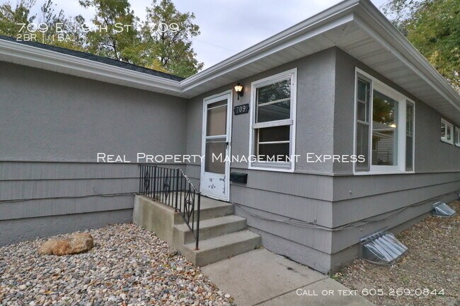 Building Photo - 709 E 19th St