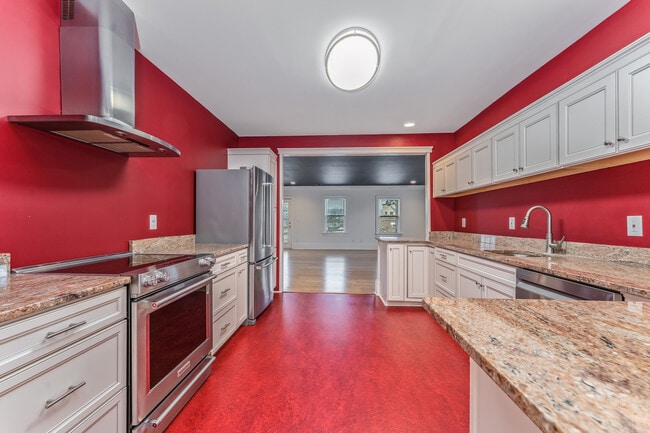 Building Photo - 16 Main St