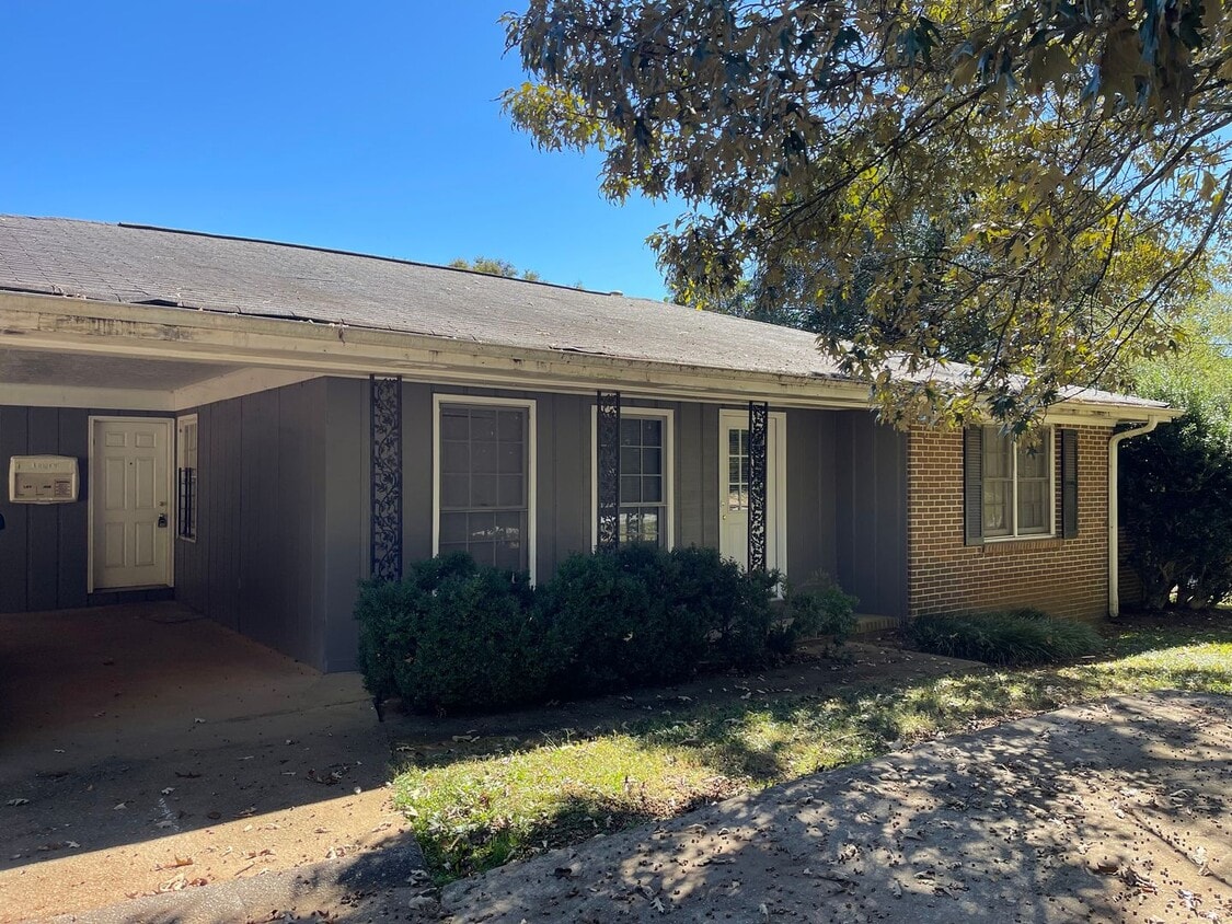 Primary Photo - Move-in ready 3 bedroom, 2 bath brick home...