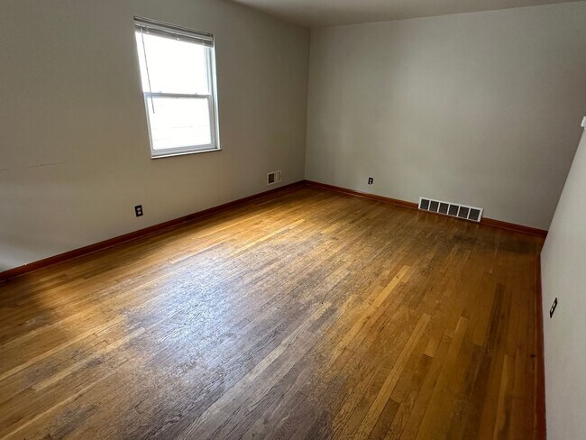 Building Photo - Spacious 3-Bed/1.5-Bath Home in Columbus: ...