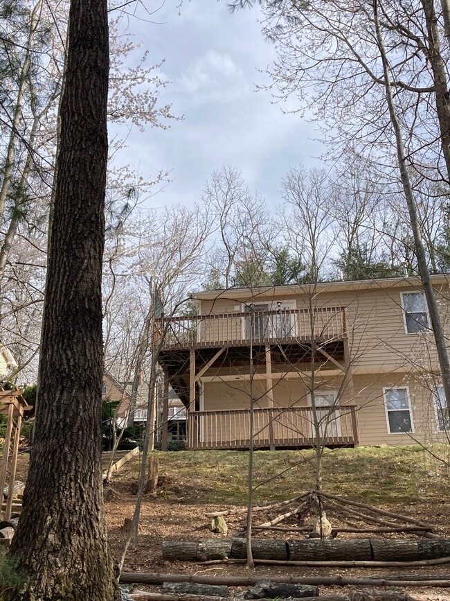 Outdoor access - 10 Hillsboro Dr