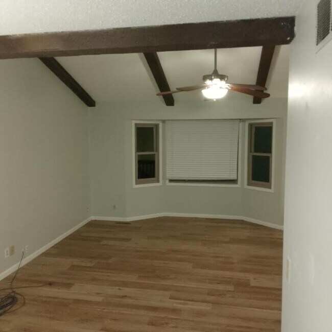 Building Photo - 1512 Knollcrest Dr