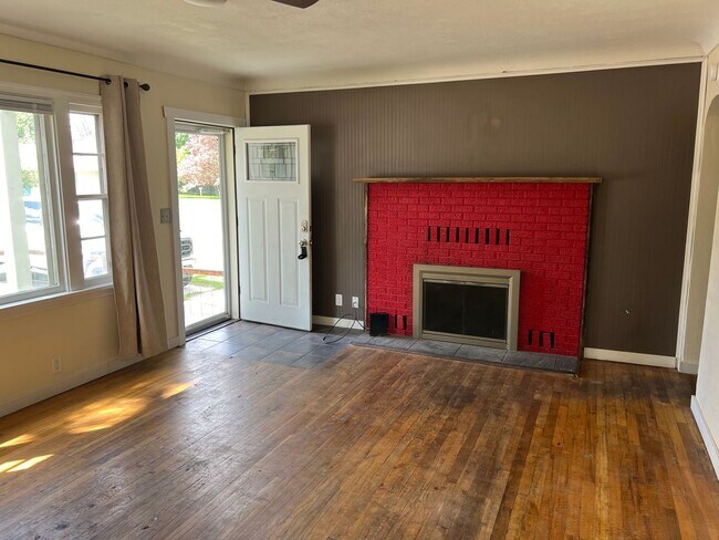 Building Photo - 4 Bed - 2 Bath - Fenced Yard - Corner Lot