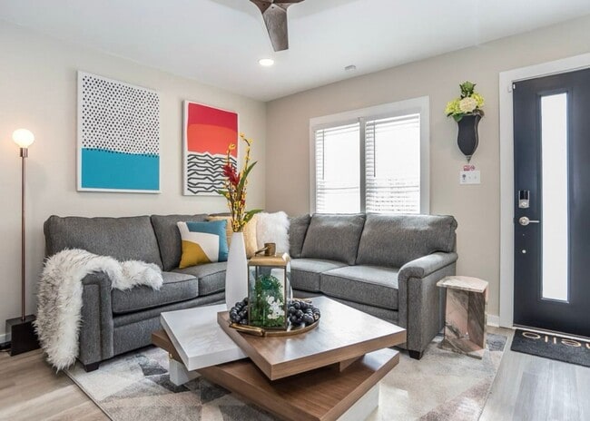 Building Photo - **OFFERING 1/2 OFF FIRST MONTH'S RENT FOR 9+ MONTH LEASE & REFUNDABLE APPLICATION FEES** Luxuriou...