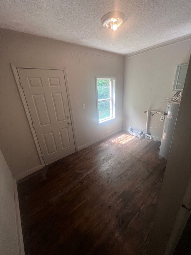 Building Photo - 2 Bedroom  Home -ALL UTILITIES INCLUDED!