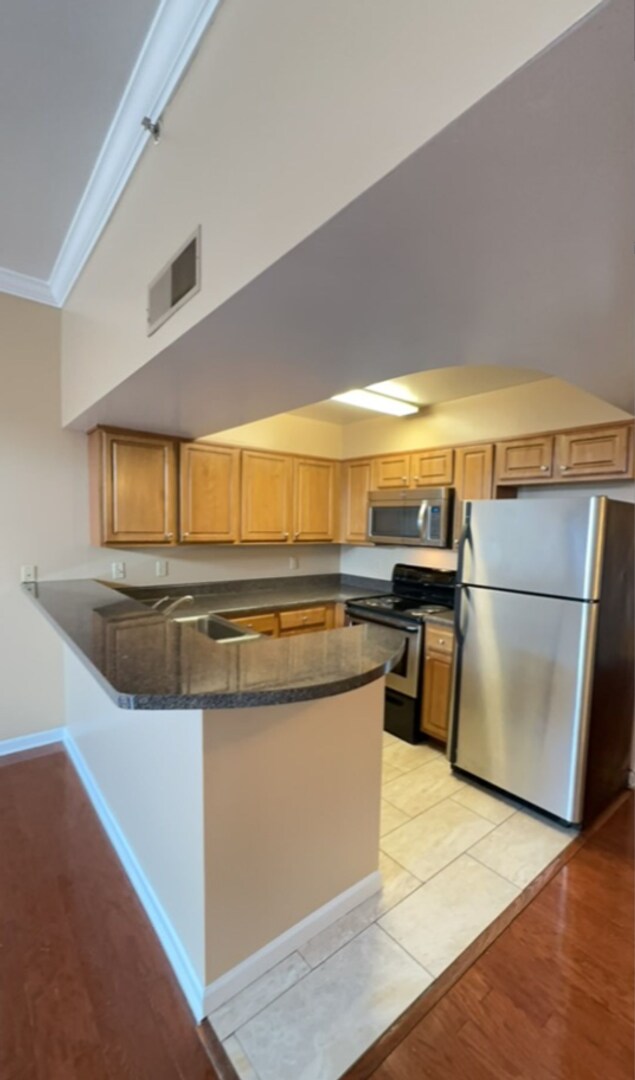 Foto del edificio - LAUREL STATION: Great location with TWO assigned parking spaces included! $3350 month, move in 8/...