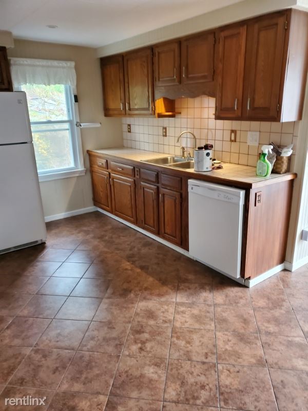 Building Photo - 1 br, 1.5 bath House - 976 main street