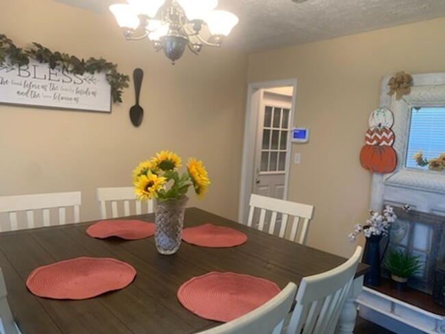 Building Photo - Large 4 bedroom, 2 bath home located in a ...