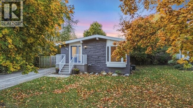 Building Photo - 418 Norrie Crescent