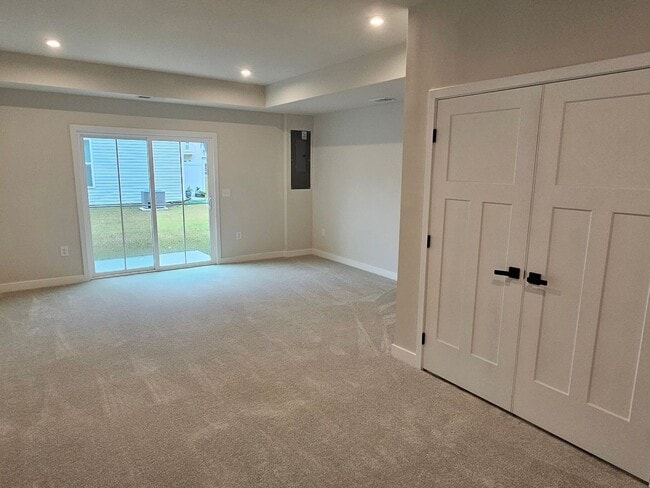 Building Photo - Luxurious 3 bedroom 4 bathroom  Townhome i...