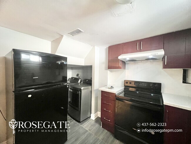 Photo du bâtiment - Spacious 3-Bedroom Basement Apartment with Parking in London, Ontario