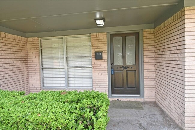 Building Photo - 2614 Willowby Dr