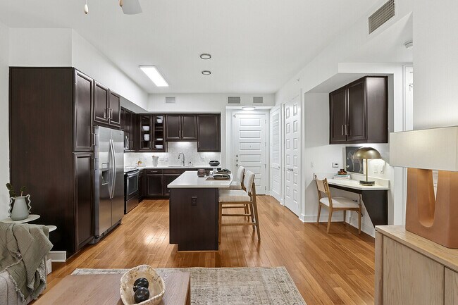 Cocina abierta con isla de cocina - The William