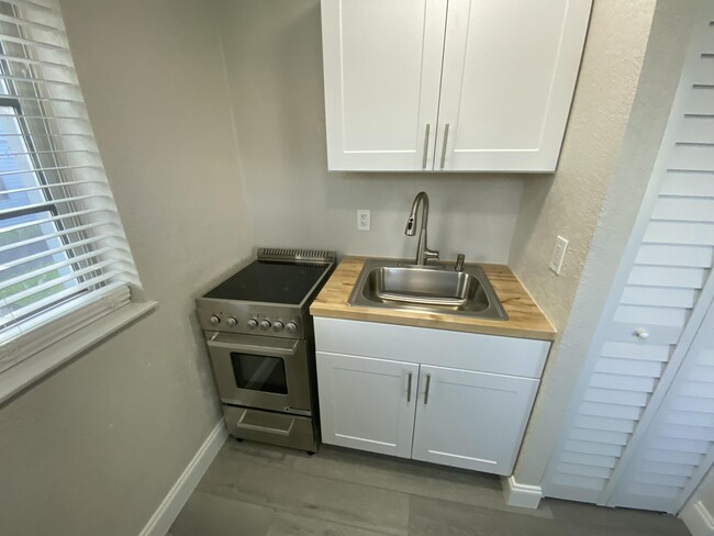 Building Photo - 10 N Palmway